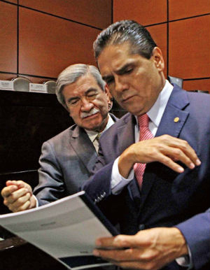 Juan Manuel Portal entreg a la Cmara de Diputados el informe de la Cuenta Pblica 2013. Aqu, con 