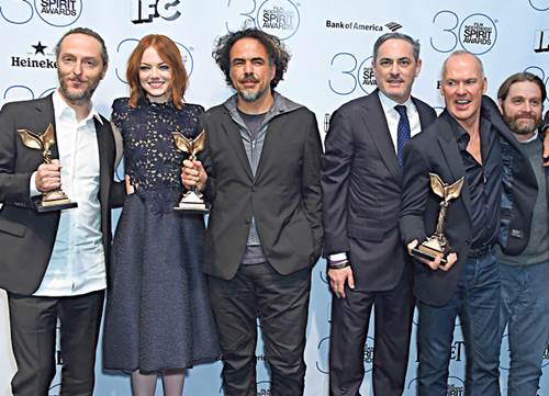 Los triunfadores Emmanuel Lubezki, Alejandro Gonz�lez I��rritu y Michael Keaton, con la actriz Emma 