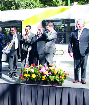 Candidatos de PRD se suben a acto de MAM