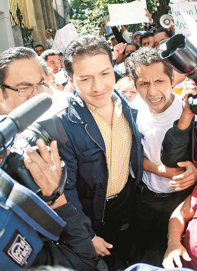 Pri�stas excluidos vandalizan sede local