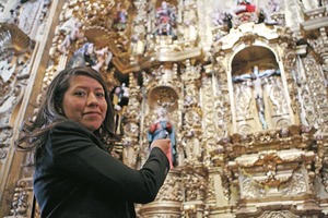 Restauran retablo de la Bas�lica de Ocotl�n
