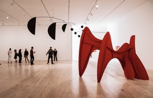 Las esculturas de Alexander Calder toman espacios del Museo Jumex