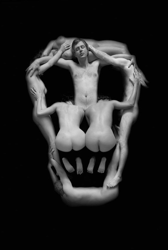 El amor y la muerte tienen un romance en el Met Piezas del polaco conviven con creaciones diversas y atemporales de creadores como Picasso, Dal, Mo