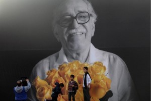 El �xodo de un grupo de familias que establecen el pueblo, el d�a a d�a de la familia Buend�a, ser� 