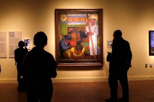 Rivera y Kahlo ya aguardan por el pblico en Detroit Miembros del Instituto de Artes de Detroit observan el leo