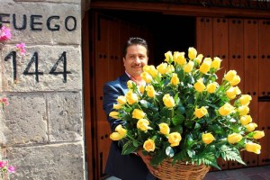 El escritor realiz� su habitual gesto de saludar a los periodistas que le esperaban a la puerta de s