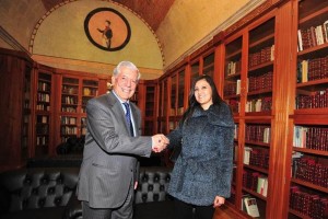 Vargas Llosa celebra cumpleaos y dona libros El escritor peruano Mario Vargas Llosa saluda a la gobernadora regional de Arequipa, Yamila Osorio,