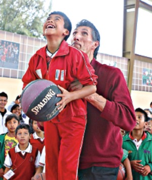 Inauguran cancha para nios triquis