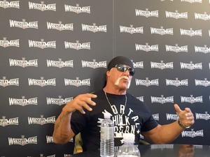 Hulk Hogan reza por Aguayo Jr.