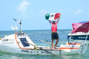 Abraham Levy venda celulares, hoy se habla de t con el ocano Es el primer hombre y nico en navegar toda la costa de Mxico a bordo de un kayak