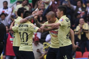 Los jugadores del actual equipo campe�n de M�xico celebran un gol 