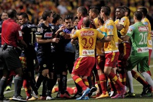 Tras la patada de Goltz a Lagos se arm� la bronca en el partido 