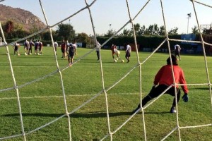 Los jugadores de la escuadra tapat�a durante su entrenamiento en Chile