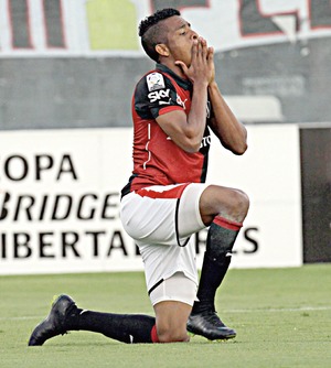 Atlas luce err�tico y sufre segunda ca�da