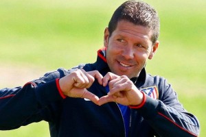 El t�cnico argentino forma un coraz�n con sus manos durante un entrenamiento con el Atl�tico de Madr