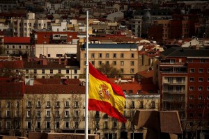 Espaa rendir tributo a victimas de avin en partido La bandera espaola ondea a media asta por las vctimas del avin de pasajeros de Germanwings en Mad