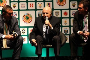El racismo es un problema grave en el futbol, asegura Blatter El presidente de la FIFA durante su discurso el da de hoy