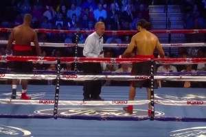 <b>Video</B> Se le cae el celular a boxeador...en pleno ring El