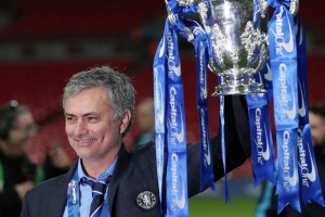 'Mou', en su segunda etapa con el Chelsea, se hace de su primer t�tulo. 