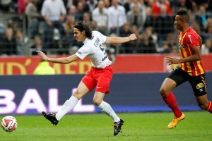 El delantero uruguayo cobra un penal en un partido de la Liga de Francia con el PSG