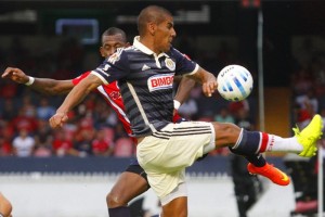 Carlos Salcido en un partido de la Liga MX