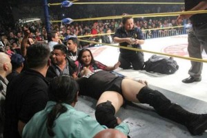 Paramdicos trasladaron al luchador del ring al cuadriltero 