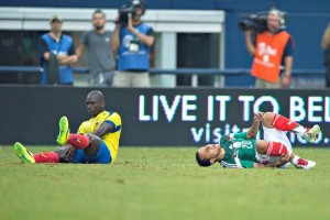 Segundo Castillo (izq.) y Luis Montes (der.) resultaron lesionados en el �ltimo cotejo entre mexican