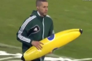 Lanzamiento de banana no fue acto de racismo: Feyenoord El cuarto rbitro confisc la banana inflable que cay a la cancha durante el partido