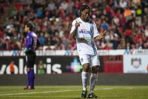 El delantero brasile�o celebra un gol con el Quer�taro 