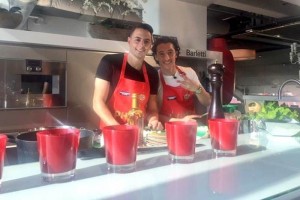 Santiago Arias y Andr�s Guardado durante la creaci�n de su platillo para la Batalla de Cocina