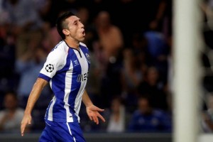 El medio mexicano celebra un gol con la escuadra portuguesa en la Champions League
