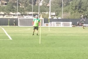 Miguel Herrera al pendiente de la pr�ctica de este martes 