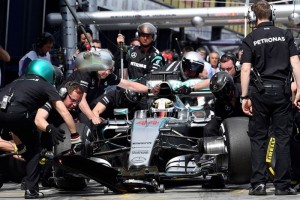 Hamilton y Nico Rosberg, pilotos de Mercedes, arrancarn juntos desde la primera fila en el circuito