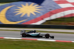 En la mejor de sus vueltas, Hamilton cubri la pista malaya en un minuto, 39 segundos y 790 milsima