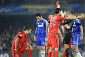 Ibrahimovic es expulsado en el juego ante el Chelsea