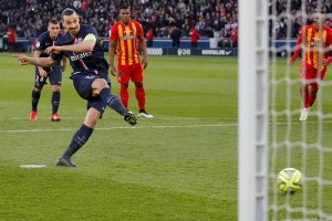 El delantero Zlatan  Ibrahimovic al momento de cobrar un penal