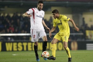 <b>Europa League</b> Sevilla saca ventaja en la ida ante el Villarreal Jonathan Dos Santos trata de no perder el baln ante la marca del jugador de Sevilla