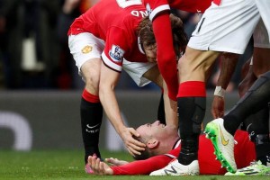 Con el gol de Rooney, el United se aferra a puestos de Champions League. 