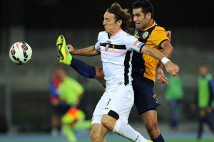 El central mexicano disputa un bal�n en el Calcio 