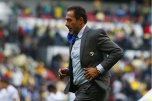 Gustavo Matosas durante un partido con la escuadra azulcrema