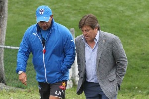 Miguel Herrera platic� con jugadores y el entrenador Antonio Mohamed