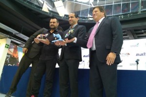 El t�cnico de la Selecci�n mexicana posa para la foto durante un evento en el que asisti� este mi�rc