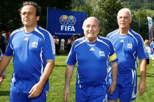 Nacionalismo y violencia, los peligros del futbol europeo: Platini Platini, Baltter y Beckenbauer posan con uniformes de futbol