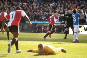 El mexicano Andr�s Guardado fue titular con el PSV. 