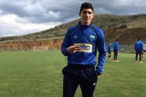 El delantero mexicano durante un entrenamiento con el Levadiakos