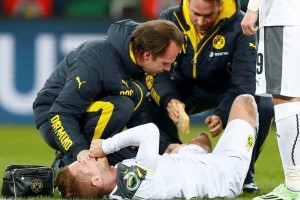 Marco Reus es atendido por el m�dico del equipo tras un choque 