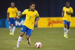 Robinho conduce el esf�rico en un partido amistoso 