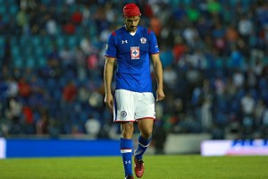 Roque Santa Cruz sale cabizbajo despu�s de un partido en el Clausura 2015