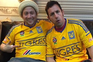 Schneider y Sandler posaron con una playera de los Tigres