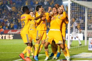 Los jugadores del equipo regiomontano celebran un gol en la Liga MX